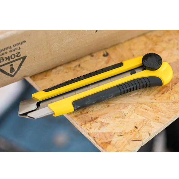 Cutter lame sécable molette blocage Stanley fourni avec 1 lame 25 mm