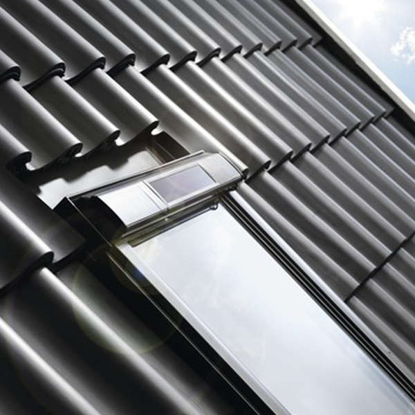 Fenêtre de toit à rotation motorisée et solaire Velux GGU Integra Solar Tout Confort - Finition EverFinish - 134,0 CM x 98,0 CM