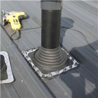 Sortie de toit ronde Pipeco n°4 pour tuyau Ø70 à 177 mm - EPDM noir - embase carrée H. 97 mm x l. 254 mm