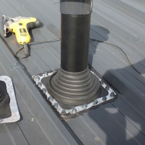Sortie de toit ronde Pipeco n°4 pour tuyau Ø70 à 177 mm - EPDM noir - embase carrée H. 97 mm x l. 254 mm