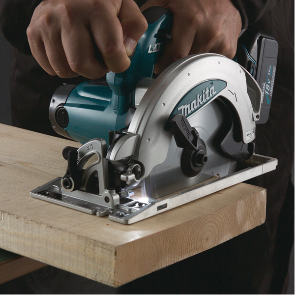 Scie circulaire 18 V Li-Ion 4 Ah 165 mm DSS610Z sans batterie Makita