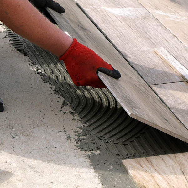 Comment effectuer une pose collée de votre terrasse en carrelage